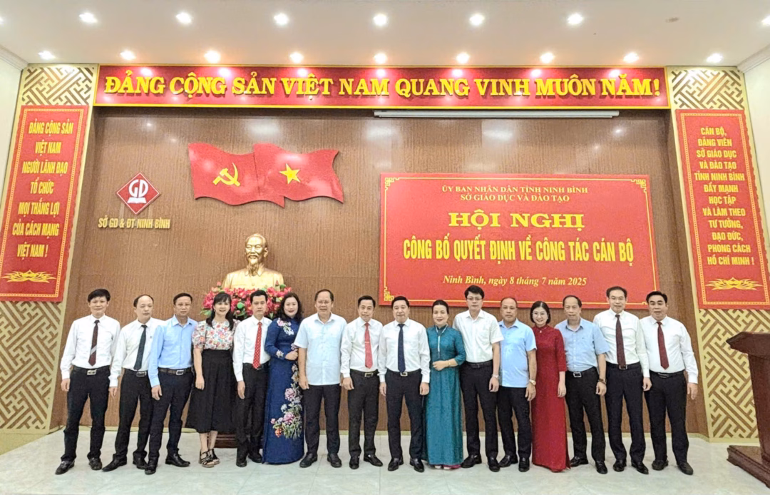 Lãnh đạo Sở GD&ĐT Ninh Bình chụp ảnh cùng lãnh đạo các đơn vị trực thuộc vừa được bổ nhiệm chiều 8/7. Lãnh đạo Sở GD&ĐT Ninh Bình chụp ảnh cùng lãnh đạo các đơn vị trực thuộc