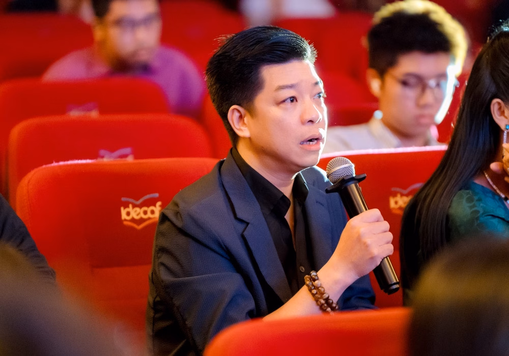 NSƯT Kim Tuyến ngồi đánh giá phim ngắn của sinh viên 24 giờ Nhà báo Hoàng Tuấn, TBT Tạp chí Thế giới điện ảnh, trưởng BGK nhận xét các đội thi.