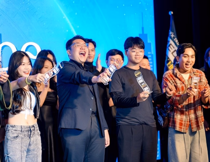 NSƯT Kim Tuyến ngồi đánh giá phim ngắn của sinh viên 24 giờ NSƯT Kim Tuyến (trái) chia sẻ kinh nghiệm, kỹ năng cho các thí sinh.