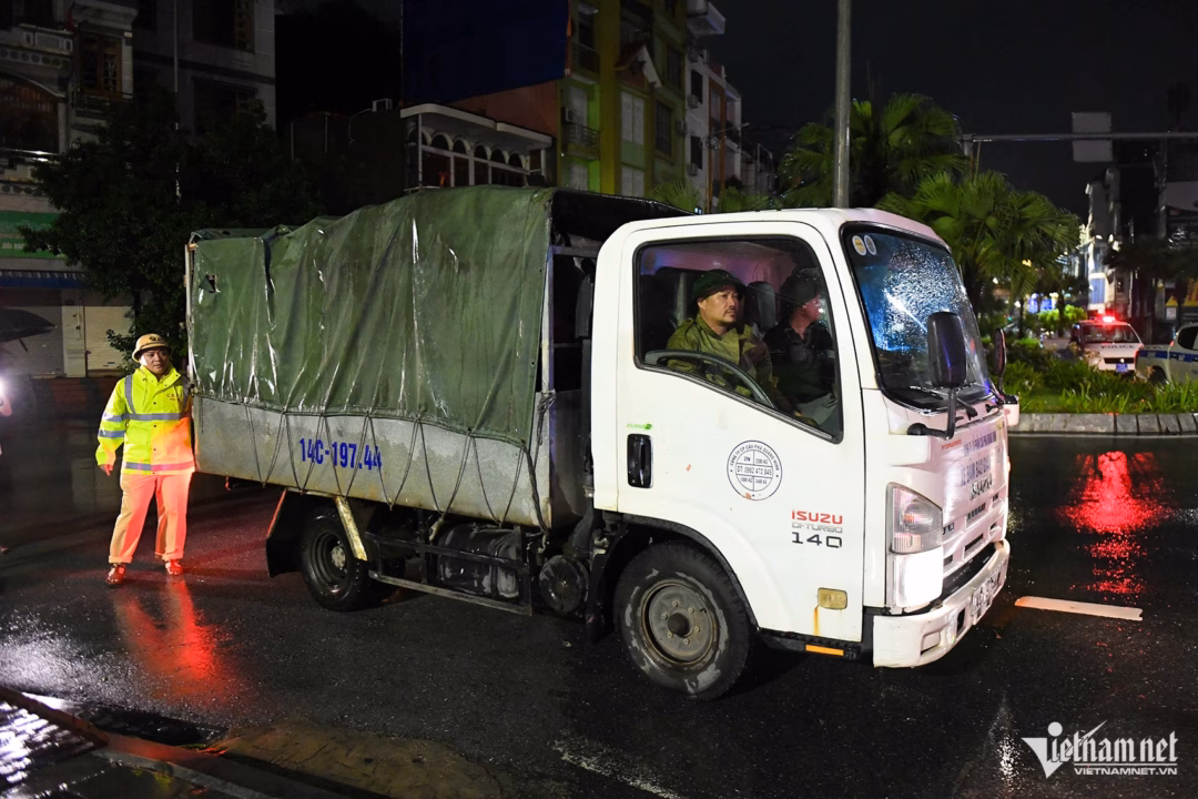 Quảng Ninh dùng xe tải miễn phí ‘cứu’ xe máy qua cầu Bãi Cháy do bão Wipha Mỗi lượt xe tải thùng chở được khoảng 4 xe máy cùng người điều khiển đi qua cầu Bãi Cháy. Ảnh: Thạch Thảo