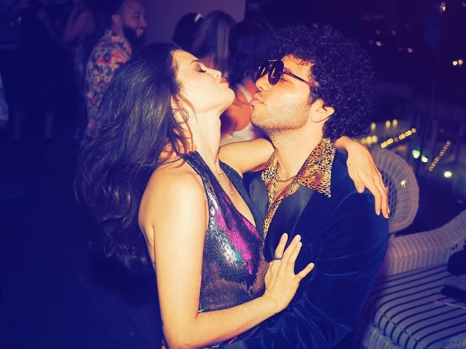 Selena Gomez tổ chức sinh nhật sớm với Taylor Swift và bạn bè Selena Gomez và chồng sắp cưới - nhạc sĩ Benny Blanco, 37 tuổi. Ảnh: Instagram/ Selena Gomez