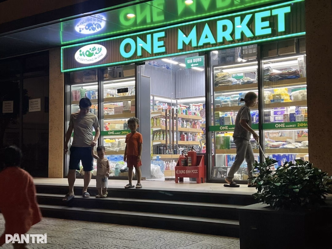 Siêu thị One Market bị chỉ trích vì chụp ảnh trẻ em không phép Vị trí dán bức ảnh chỉ còn dấu vết của băng dính (Ảnh: Trần Thành Công).