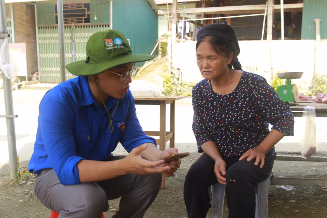 Sinh viên Học viện Tài chính giúp người dân Tuyên Quang ‘phủ số’