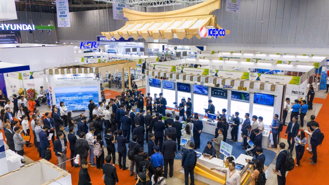 Tập đoàn Điện lực Hàn Quốc tìm kiếm cơ hội hợp tác với Việt Nam trong lĩnh vực năng lượng Khách tham quan tìm hiểu về công nghệ và chiến lược KEPCO tại gian hàng SECC.