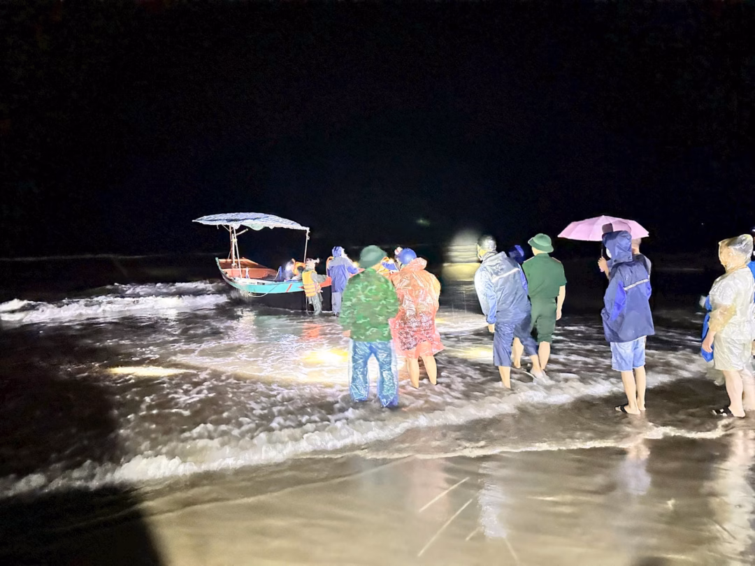Tàu du lịch bị chìm trên biển Hà Tĩnh, 34 người được cứu sống trong đêm Sóng đánh chìm 6 chiếc thuyền của ngư dân xã Tiên Điền và Cổ Đạm. Ảnh: BĐBP.