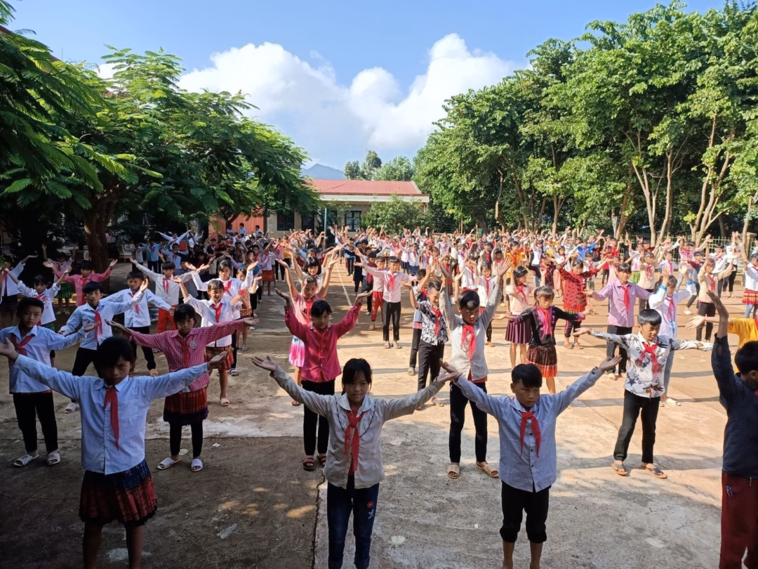 Học sinh trường THCS Pá Mỳ thể dục giữa giờ