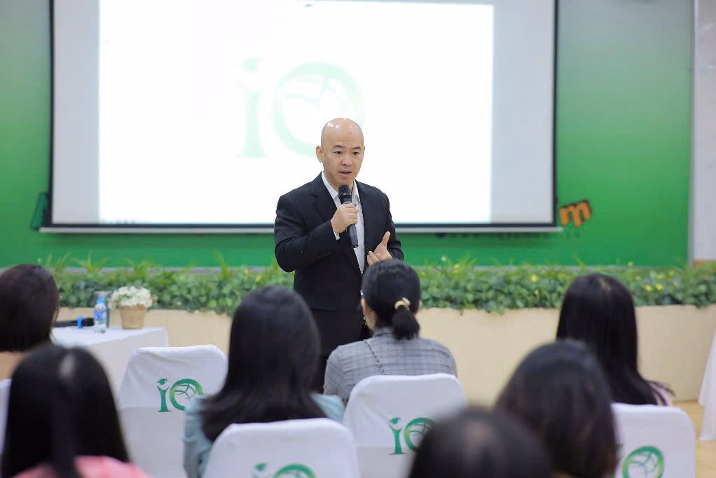 Thu hút chuyên gia vào ngành giáo dục cần ‘gỡ khó’ từ quy định Tiến sĩ Phạm Kim Thư - Hiệu trưởng Trường Trung học phổ thông Mai Hắc Đế. Ảnh: NVCC.