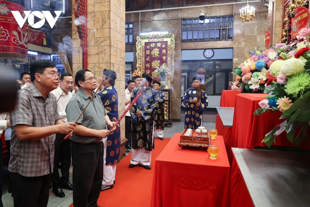 Thủ tướng dâng hương tại Lăng Thoại Ngọc Hầu và Miếu Bà Chúa Xứ núi Sam Thủ tướng thăm Miếu Bà Chúa Xứ núi Sam