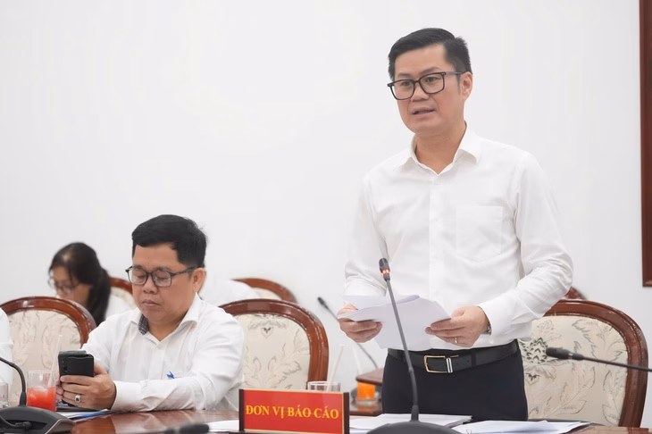TP HCM đề xuất hỗ trợ kinh phí mua thẻ bảo hiểm y tế cho nhiều đối tượng Giám đốc Bảo hiểm xã hội TP.HCM Lò Quân Hiệp báo cáo - Ảnh: HỮU HẠNH