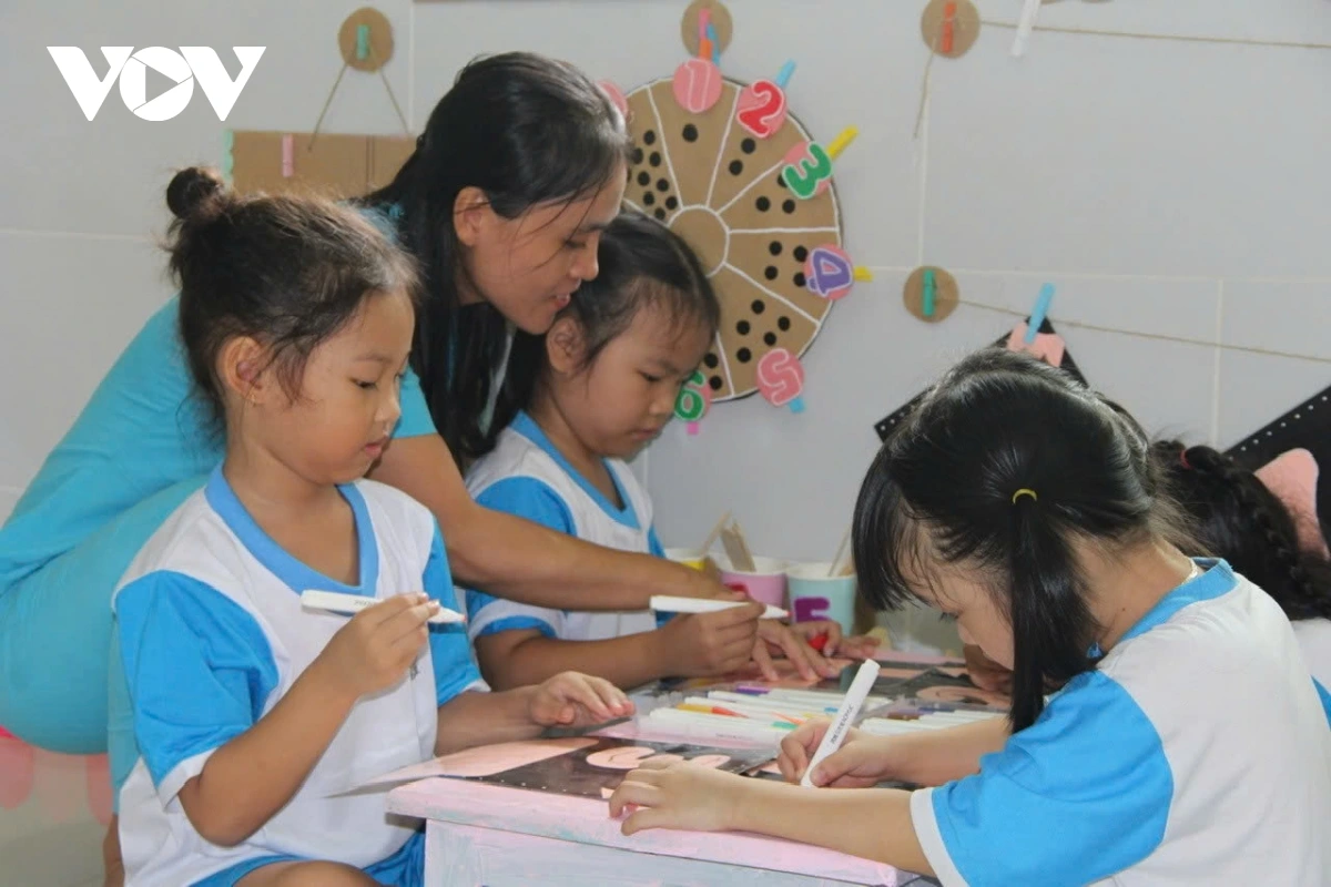 TPHCM: Trường mầm non ứng dụng AI vào giảng dạy Áp dụng công nghệ số còn giúp phụ huynh yên tâm hơn khi biết được tình hình học tập, sức khoẻ mỗi ngày