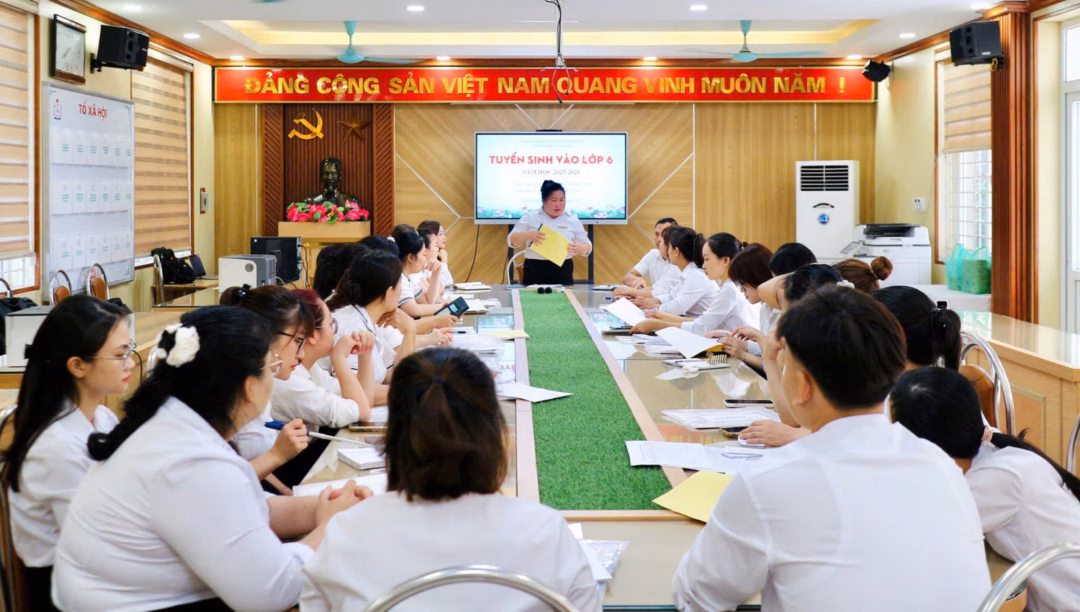 Ban giám hiệu Trường THCS Lĩnh Nam phân công nhiệm vụ cho các thành viên tổ tuyển sinh.
