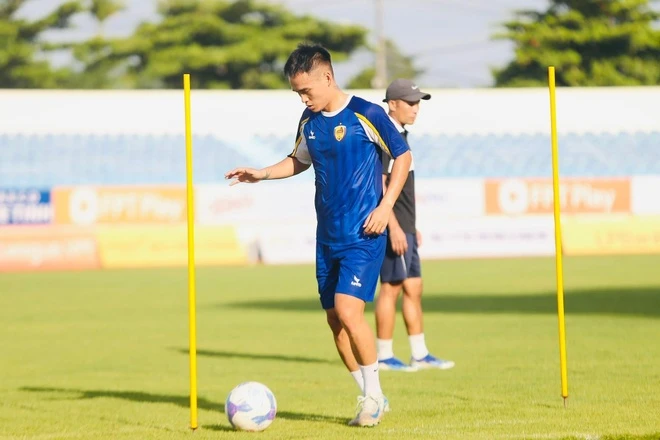 Tương lai bất ổn của đội bóng Quảng Nam và cầu thủ trước thềm V.League 2025/26 Phú Nguyên và đồng đội chờ điều kỳ diệu ở "phút 90". Ảnh: Quang Nam Football Club.