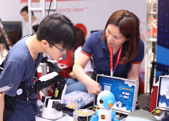 Khu triển lãm của Khoa Kỹ thuật Điện tử 1 trong ngày hội tư vấn tuyển sinh PTIT Open Day 2025. Ảnh: NVCC.