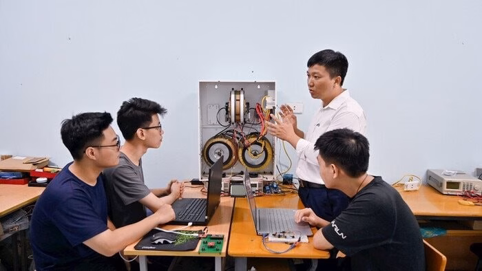 Sinh viên Khoa Kỹ thuật Điện tử 1 đi trao đổi học thuật tại các trường đại học hàng đầu về công nghệ tại Đài Loan (Trung Quốc). Ảnh: NVCC.