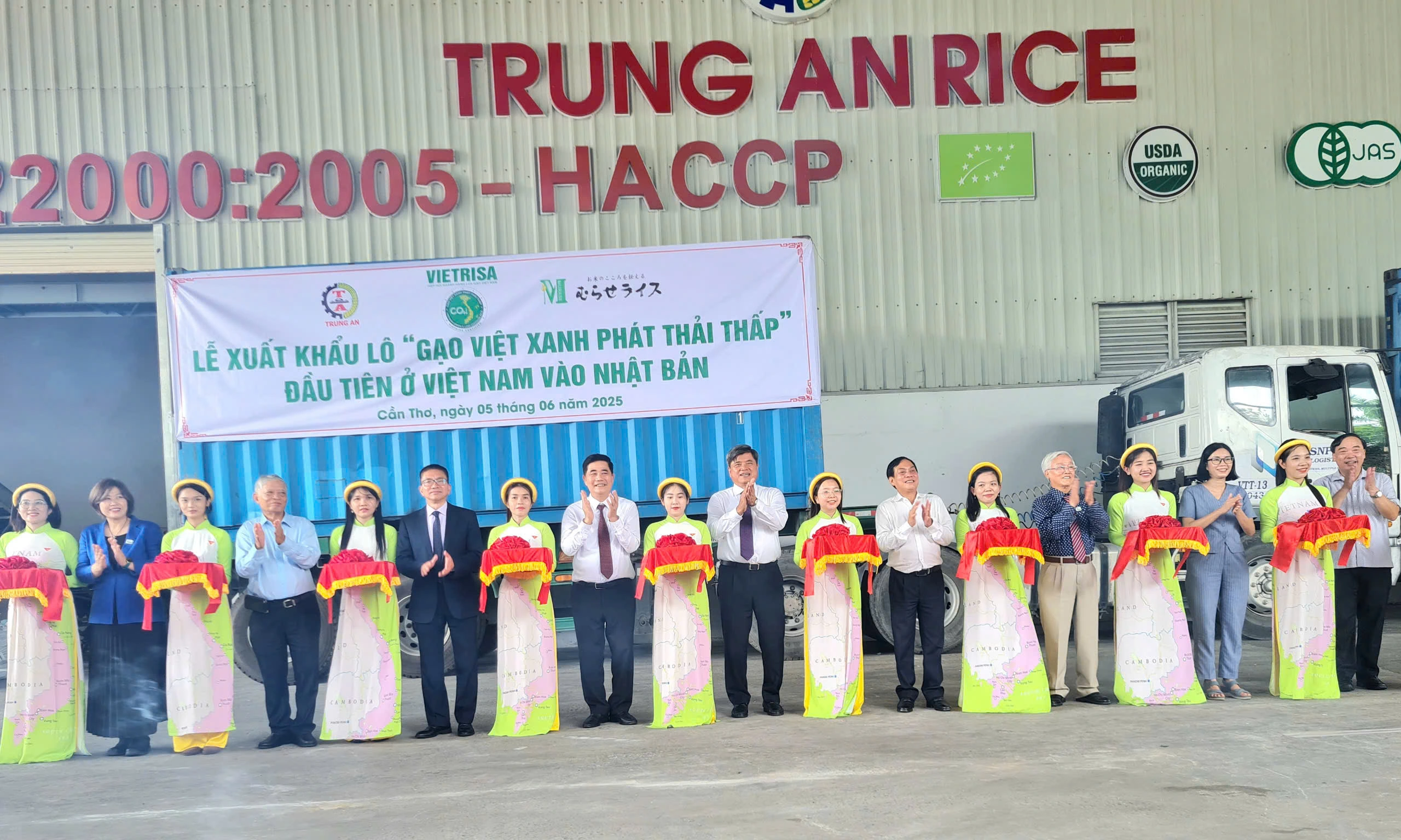 Gạo Việt xanh phát thải thấp đầu tiên của VN ra mắt thị trường thế giới