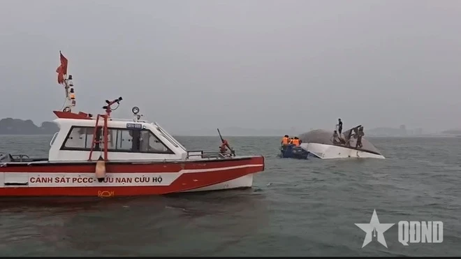 Vịnh Hạ Long: Tàu du lịch bị lật, 3 người tử vong Các lực lượng đang tiếp cận hiện trường cứu người bị nạn trên tàu khách bị lật.