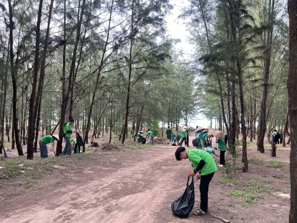 Hội Yêu rác Huế phối hợp với cán bộ, chiến sĩ Trạm Biên phòng biển Thuận An trồng cây xanh
