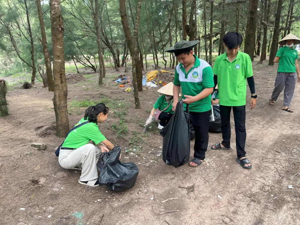 Hội Yêu rác Huế thu gom rác thải tại bãi biển Thuận An
