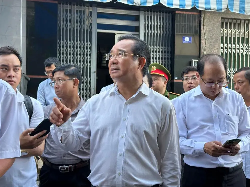Chủ tịch UBND TPHCM Nguyễn Văn Được xuống hiện trường vụ cháy chỉ đạo công tác khắc phục