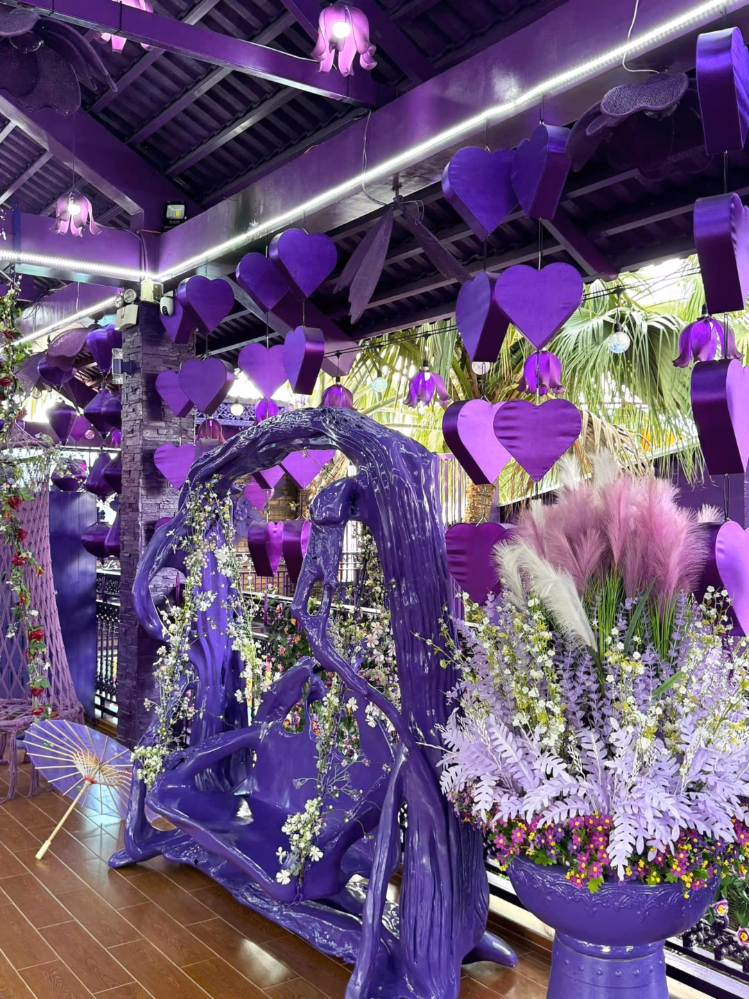 Cần Thơ xuất hiện khu du lịch dát vàng, vườn cổ tích màu tím gây sốt mạng Khu vườn cổ tích cũng có phong cách trang trí độc đáo không kém
