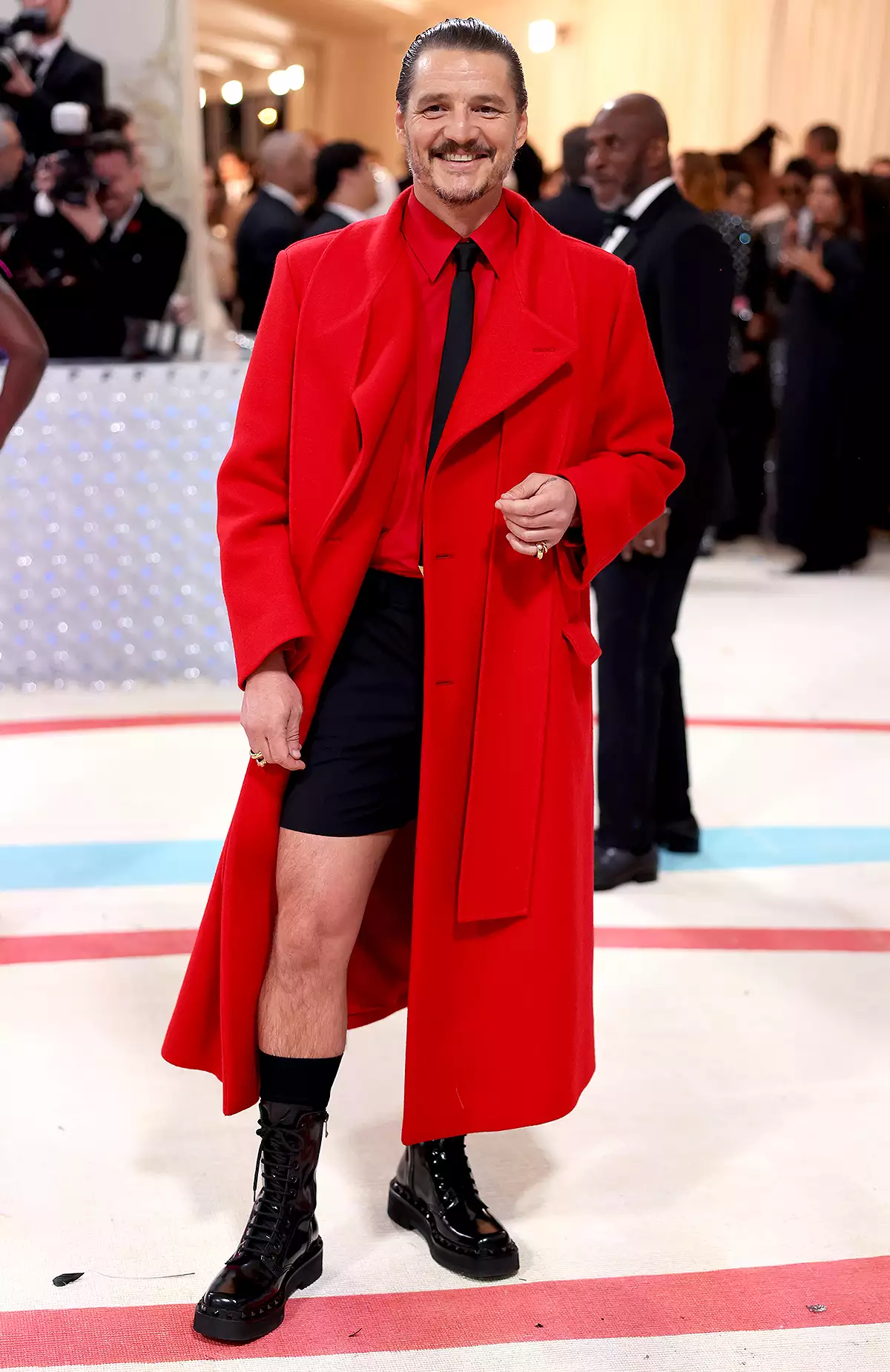Chiều cao của Ariana Grande, Jonathan Bailey và Kim Kardashian Pedro Pascal attends The 2023 Met Gala Celebrating "Karl Lagerfeld: A Line Of Beauty" at The Metropolitan Museum of Art