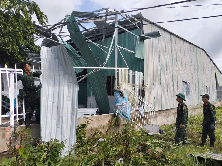 Lực lượng quân đội hỗ trợ người dân khắc phục sau mưa dông tại xã Ba Sao - Ảnh: TỐNG DOANH