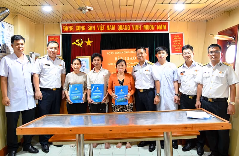 Tàu 950 đưa ngư dân bị bệnh từ đảo Phan Vinh về đất liền an toàn