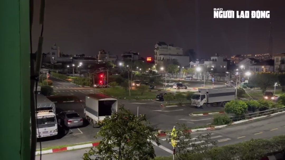 Hàng trăm học viên đua nhau thi lái xe đêm Dù công tác sát hạch diễn ra vào ban đêm song đa số học viên cho rằng không gặp nhiều khó khăn.