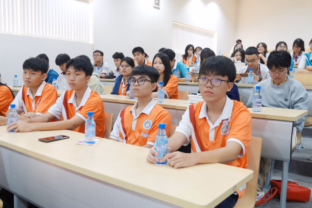 Buổi nói chuyện có sự tham gia của hơn 100 học sinh THPT. Ảnh: Bùi Diễn