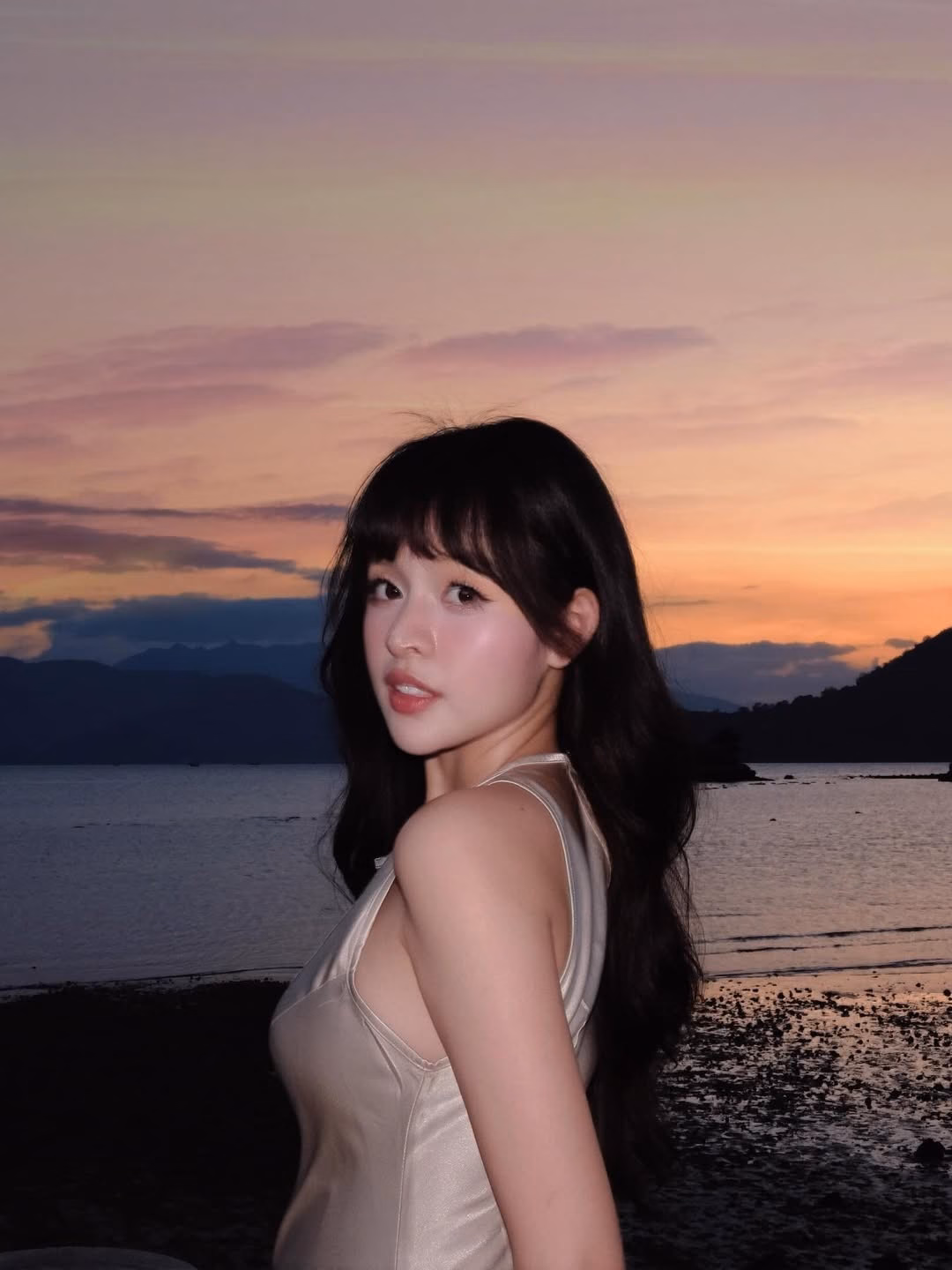 Hot girl trứng rán khoe ảnh bầu ngọt ngào bên bếp