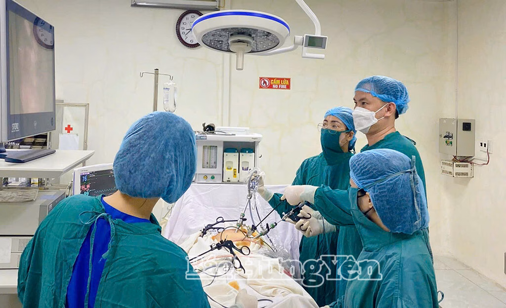 Bác sĩ Khoa Truyền nhiễm, Bệnh viện Đa khoa Thái Bình hỏi thăm sức khỏe bệnh nhân.