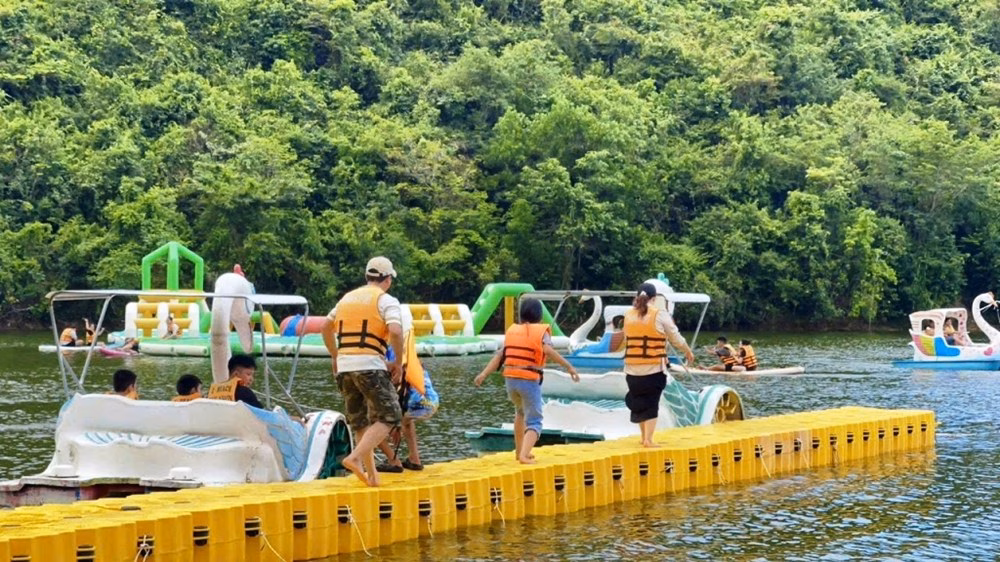 Khánh Hòa đón hơn 10,8 triệu lượt khách trong 7 tháng, tăng 16% Du khách trải nghiệm các dịch vụ trên mặt nước ở Khánh Hòa