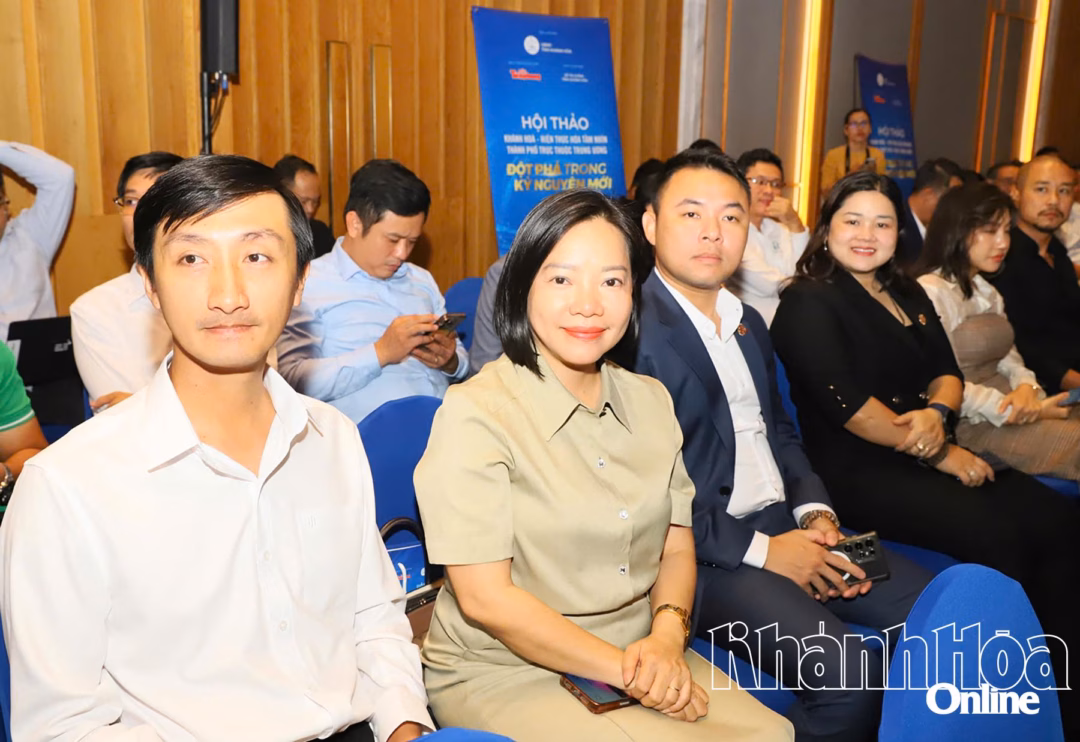 Khánh Hòa tìm đột phá để trở thành thành phố trực thuộc Trung ương vào năm 2030 Các đại biểu dự hội nghị.