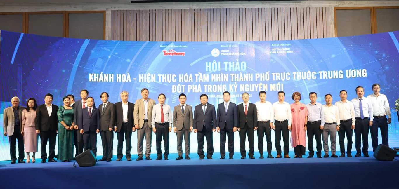 Khánh Hòa tìm đột phá để trở thành thành phố trực thuộc Trung ương vào năm 2030 Các đại biểu chụp ảnh lưu niệm.
