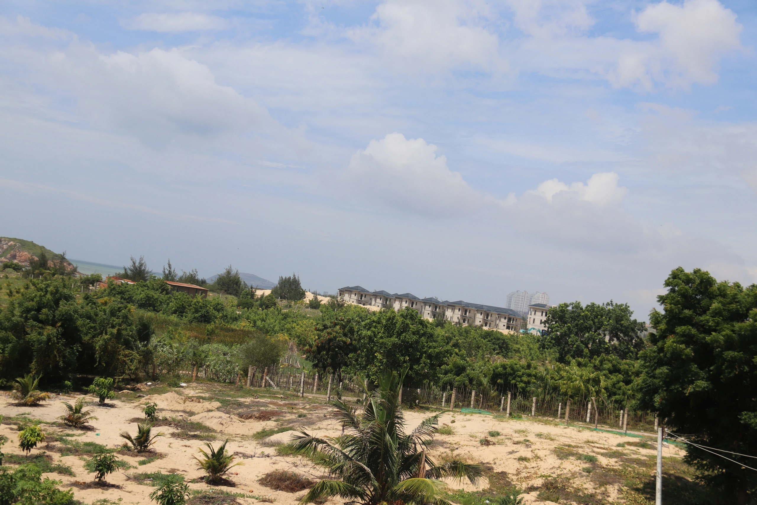 Đất thuộc dự án chưa triển khai, phía xa là dự án biệt thự ven biển xây dựng dở dang rồi bỏ hoang ở xã Hòa Thắng