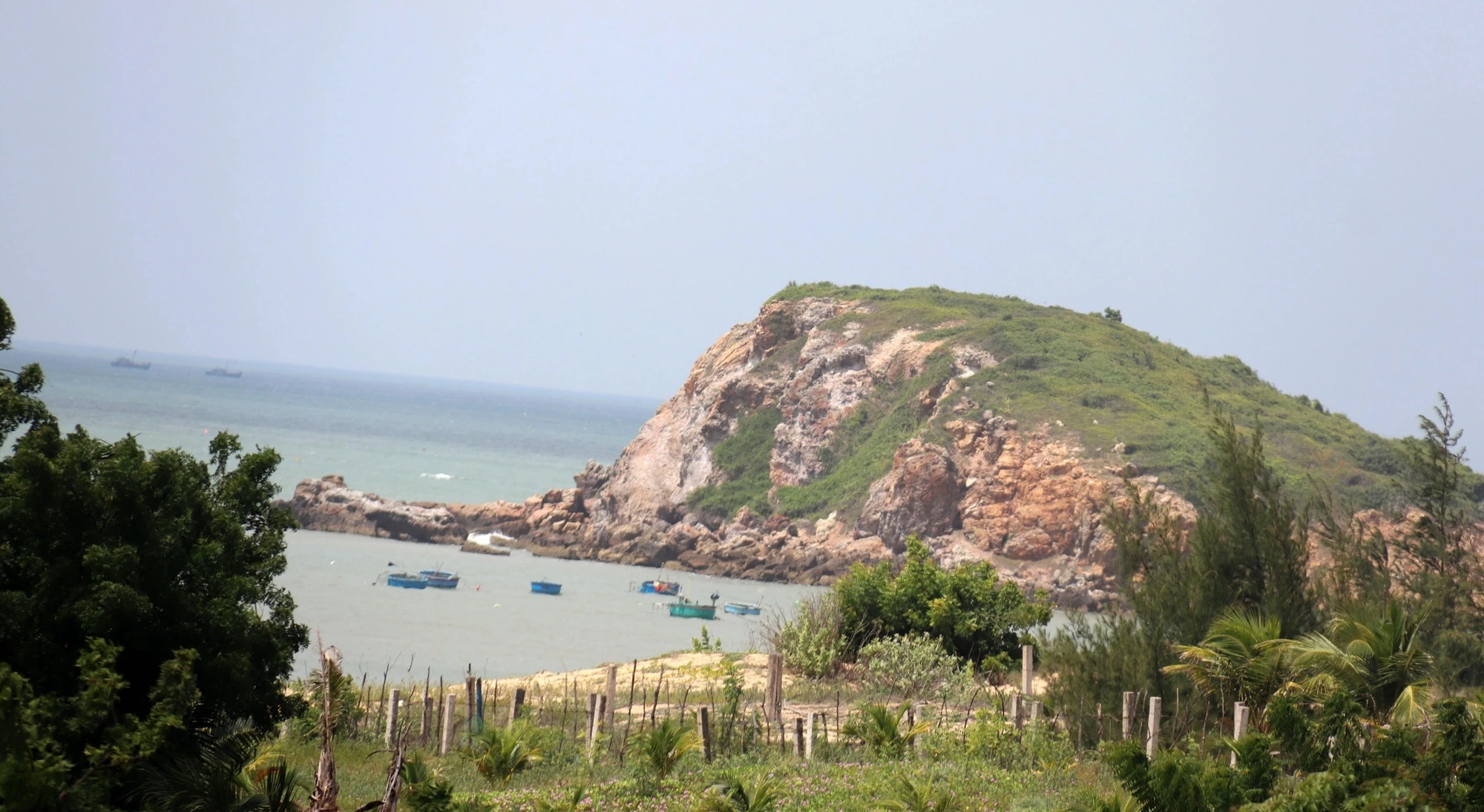 Hòn Nghè ở ven biển Hòa Thắng