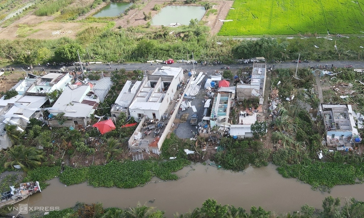 Lốc xoáy phá hủy hàng trăm căn nhà ở Đồng Tháp và An Giang Giông lốc tới bất giờ lúc gần 4h khiến loạt nhà cửa trên đường tỉnh 846 qua địa bàn phường Mỹ Ngãi và Ba Sao (thuộc TP Cao Lãnh và huyện Cao Lãnh cũ) đổ sập, tốc mái, vườn cây hư hại.
