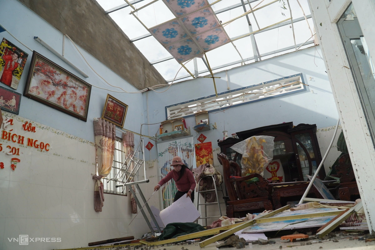 Lốc xoáy phá hủy hàng trăm căn nhà ở Đồng Tháp và An Giang Căn nhà kiên cố của bà Thúy Liễu tốc mái, đổ tường trong khi nhà cha mẹ chồng phía sau sập hoàn toàn.