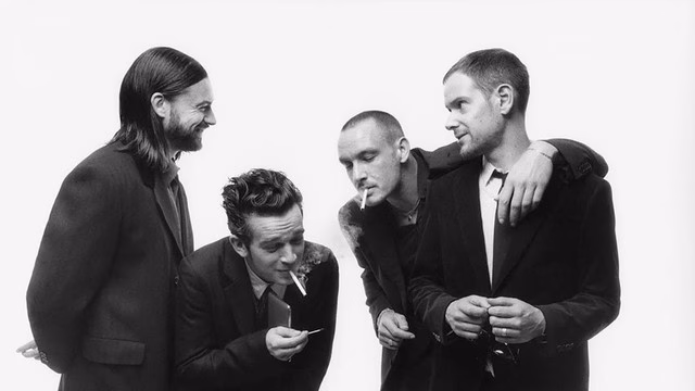 Matty Healy bị chỉ trích vì bỏ lỡ đám cưới bạn thân để đi cùng bạn gái mới The 1975, đây là ban nhạc indie pop/rock nổi tiếng của nước Anh