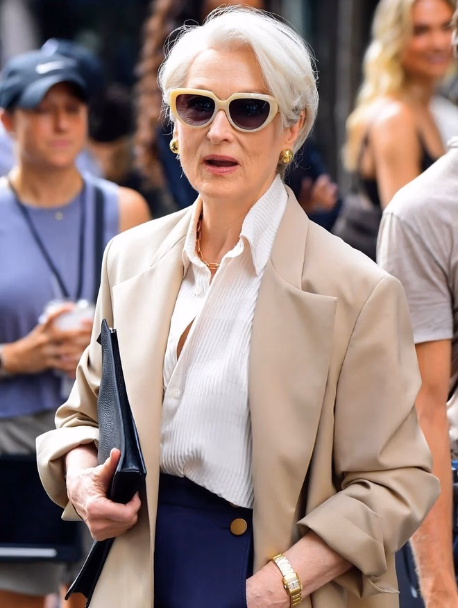 Meryl Streep gây sốt với “Sơ Mi Vô Danh” của Môi Điên trong The Devil Wears Prada 2 Vượt 20 năm và nửa vòng trái đất, local brand Việt Môi Điên xuất hiện trên siêu phẩm điện ảnh lấy đề tài thời trang.