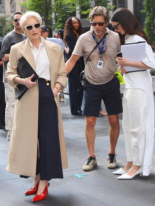 Meryl Streep gây sốt với “Sơ Mi Vô Danh” của Môi Điên trong The Devil Wears Prada 2 Hình tượng người sếp quyền lực của Meryl Streep được cho là lấy cảm hứng từ cựu tổng biên tập Vogue - Anna Wintour.