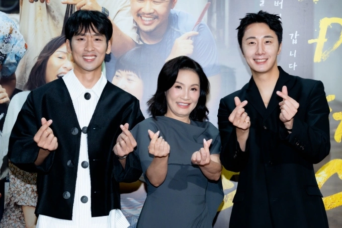 Nam thần Jung Il Woo hát Lệ đá trong phim về người mẹ bị Alzheimer Từ phải qua: Jung Il Woo, Hồng Đào, Tuấn Trần ở sự kiện chiều 29/7. Ảnh: Quỳnh Như