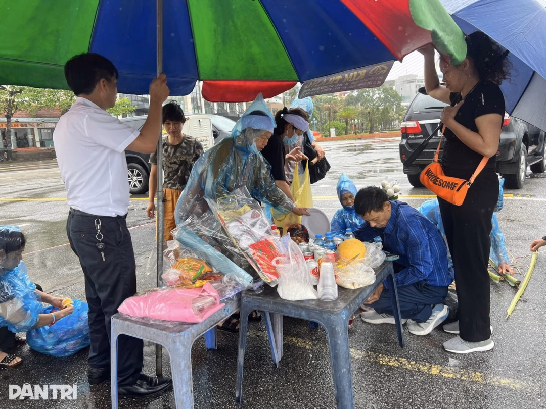 Nạn nhân vụ tai nạn tàu du lịch ở Vịnh Hạ Long: Gia đình cầu nguyện trong đau xót Người thân của vợ chồng anh T. chuẩn bị lễ vật (Ảnh: Trần Thành Công).