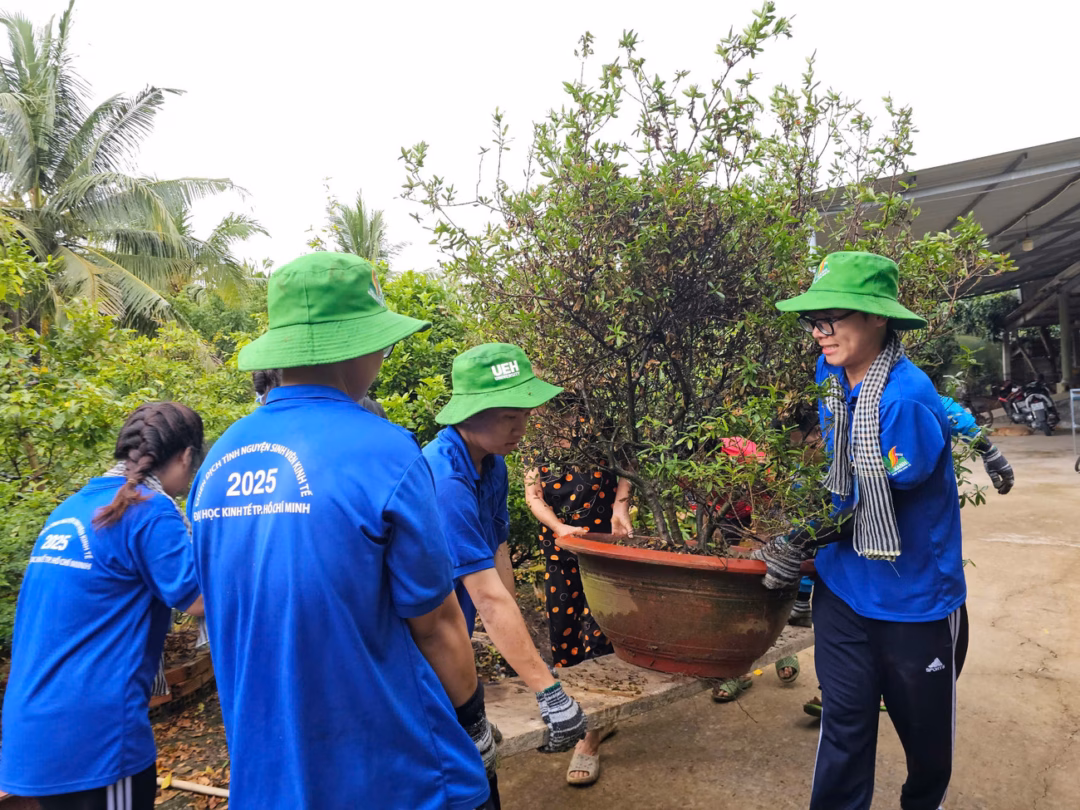 Sinh viên Đại học Kinh tế TP.HCM thắp sáng đường quê, dạy học cho em nhỏ ở miền Tây Sinh viên tình nguyện phụ giúp người dân di dời chậu hoa kiểng tại Vĩnh Long
