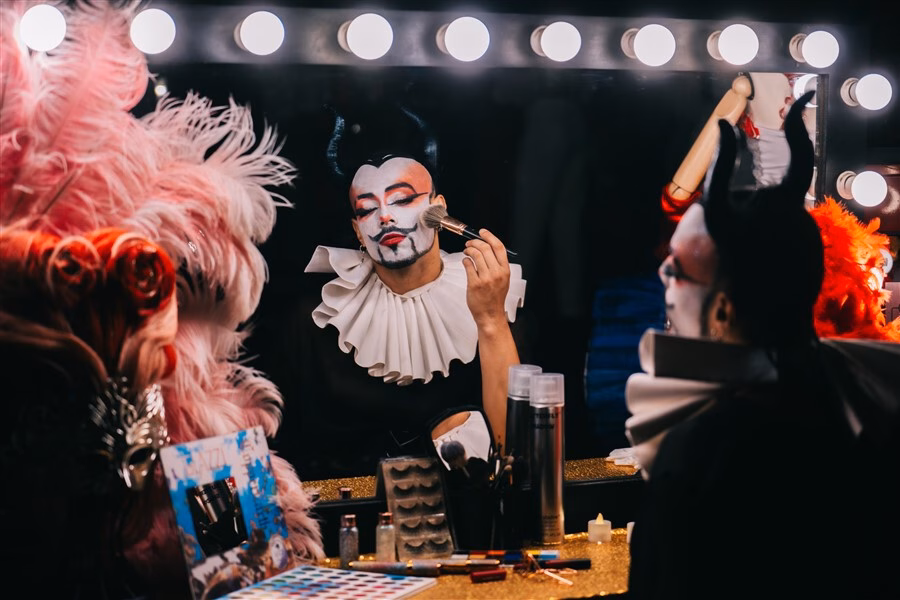 Sun World Ba Na Hills ra mắt show Cabaret After Glow độc đáo Du khách sẽ được lựa chọn mặt nạ theo sở thích để hòa vào không khí huyền ảo, bí ẩn của show