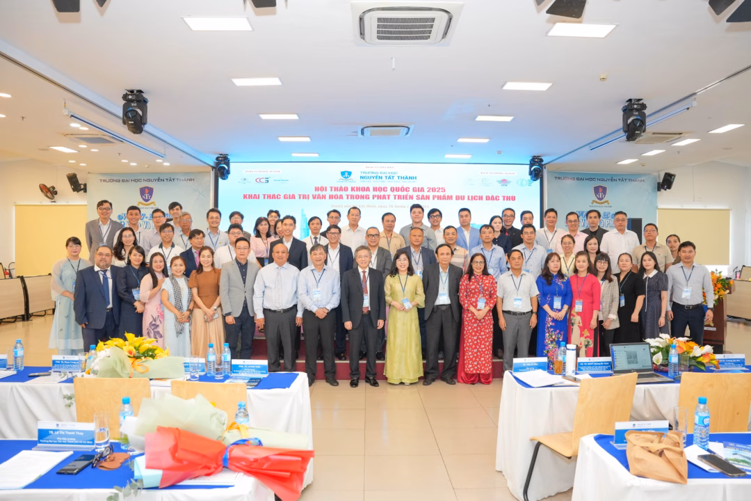 Tìm kiếm giải pháp đột phá cho du lịch Việt Nam tại Hội thảo Khoa học Quốc gia Các đại biểu chụp ảnh lưu niệm