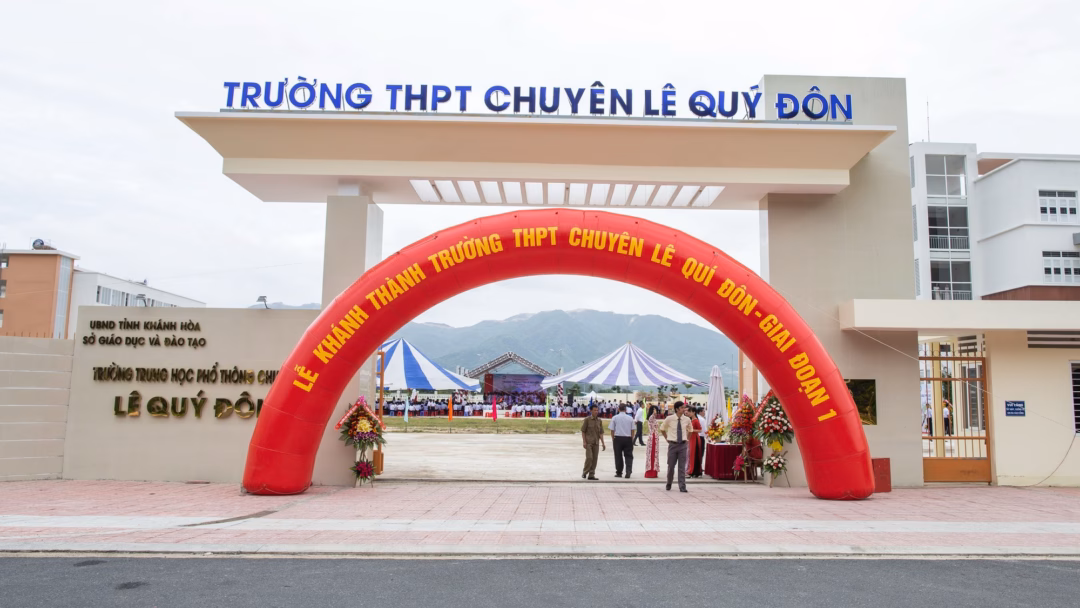 Trường chuyên Lê Quý Đôn Khánh Hòa – 35 năm tạo nên những thế hệ học sinh xuất sắc Ngôi trường vừa đón cầu truyền hình Olympia: Sinh ra từ biển, trùng tên với 7 trường THPT chuyên khác trên khắp cả nước- Ảnh 3.