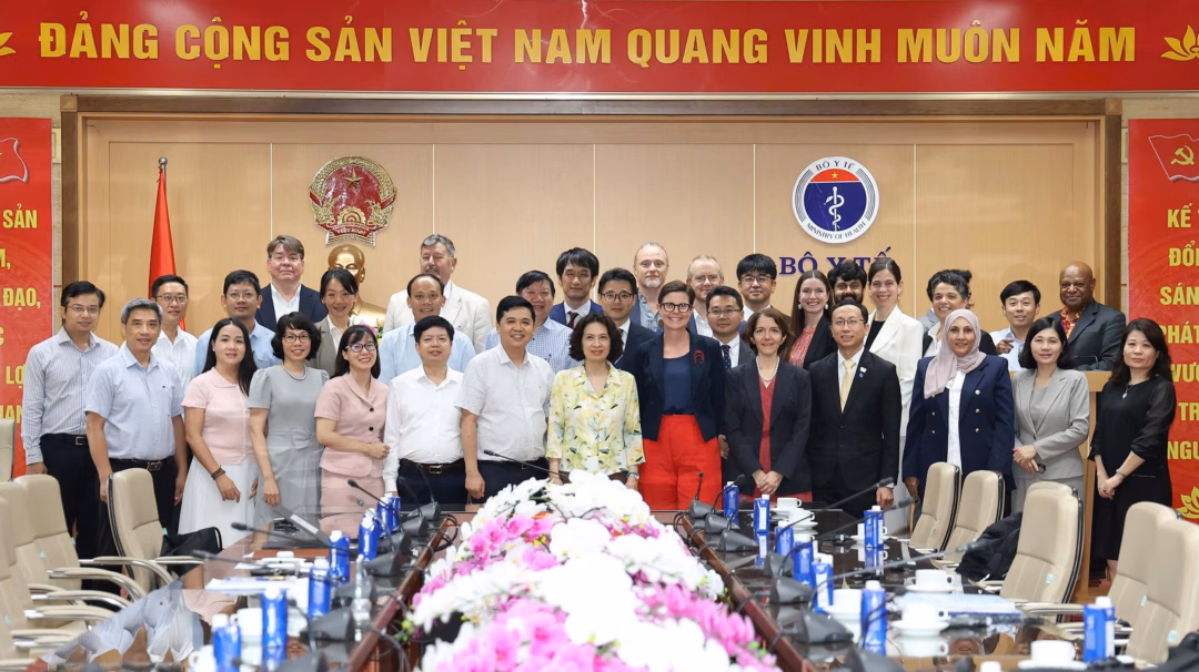 Việt Nam đạt mức II và III trong 19 lĩnh vực kỹ thuật về ứng phó bệnh truyền nhiễm Thứ trưởng Nguyễn Thị Liên Hương cùng các đại biểu và thành viên đoàn đánh giá tại Bộ Y tế.