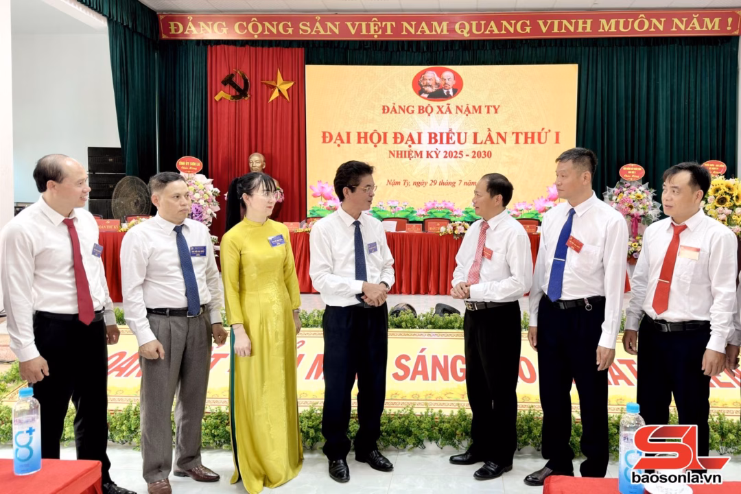 Các đại biểu trao đổi bên lề đại hội.