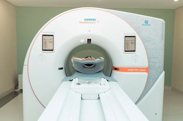 Bệnh viện Việt Nam sở hữu máy cắt lớp lượng tử đầu tiên thế giới NAEOTOM Alpha có đường kính lỗ gantry 82cm tạo sự thoải mái cho người chụp.